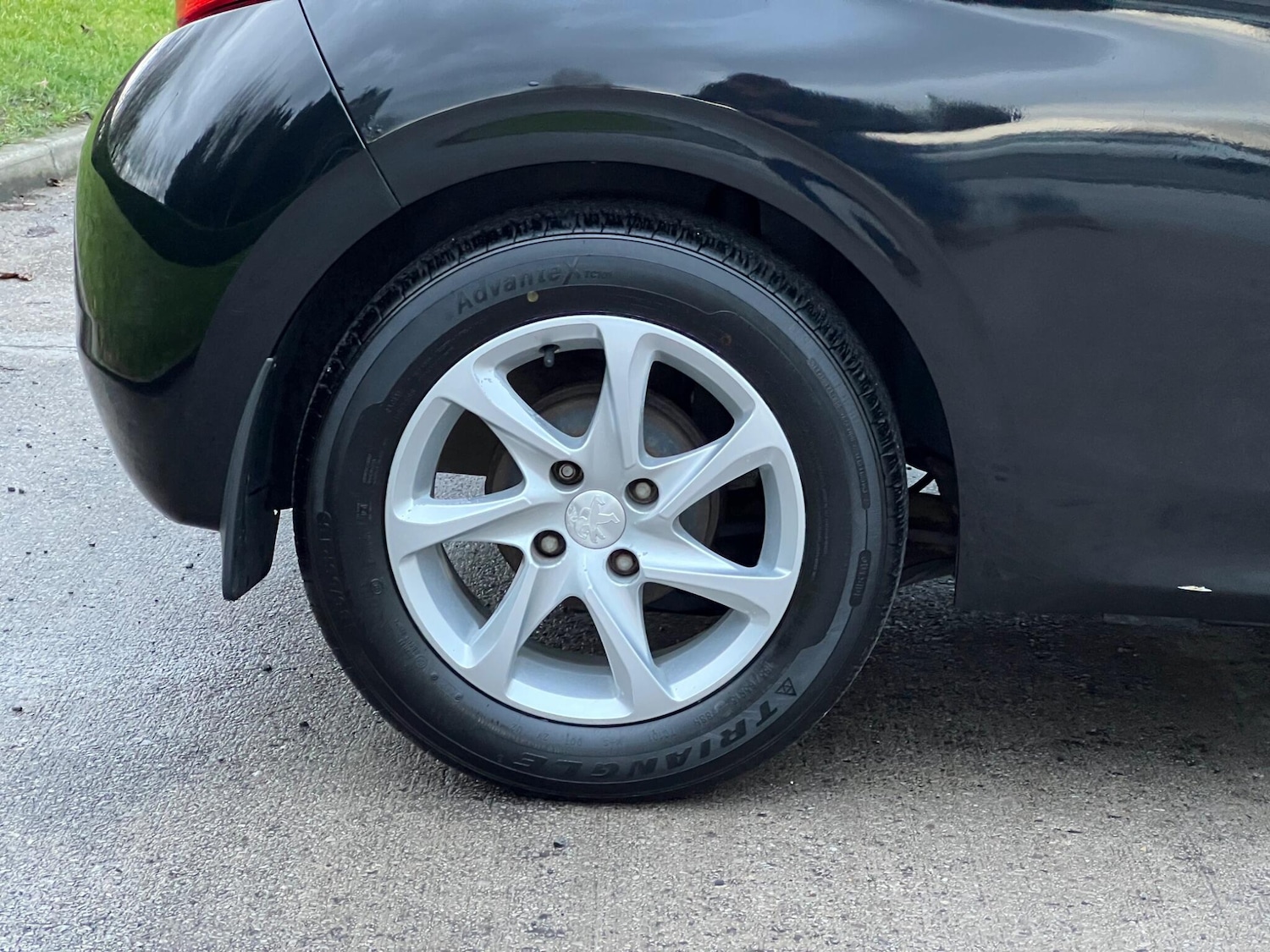 Used Peugeot 208 2014 for sale - 77456461: Photo 25