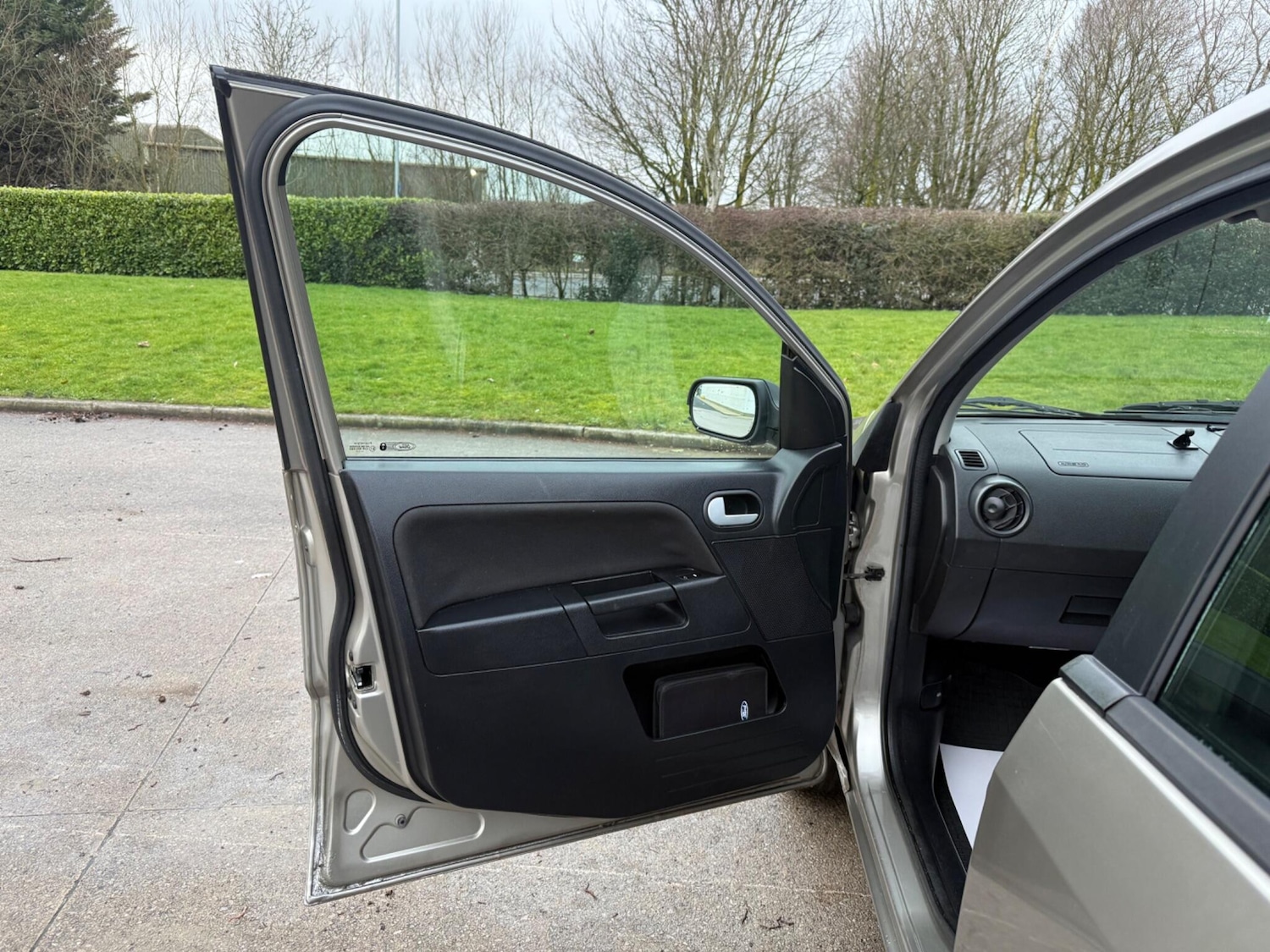 Used Ford Fusion 2004 for sale - 77575144: Photo 25