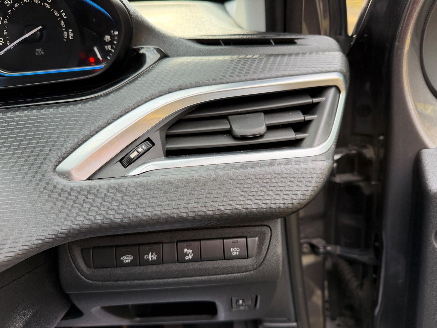 Used Peugeot 2008 2018 for sale - 78086752: Photo 35