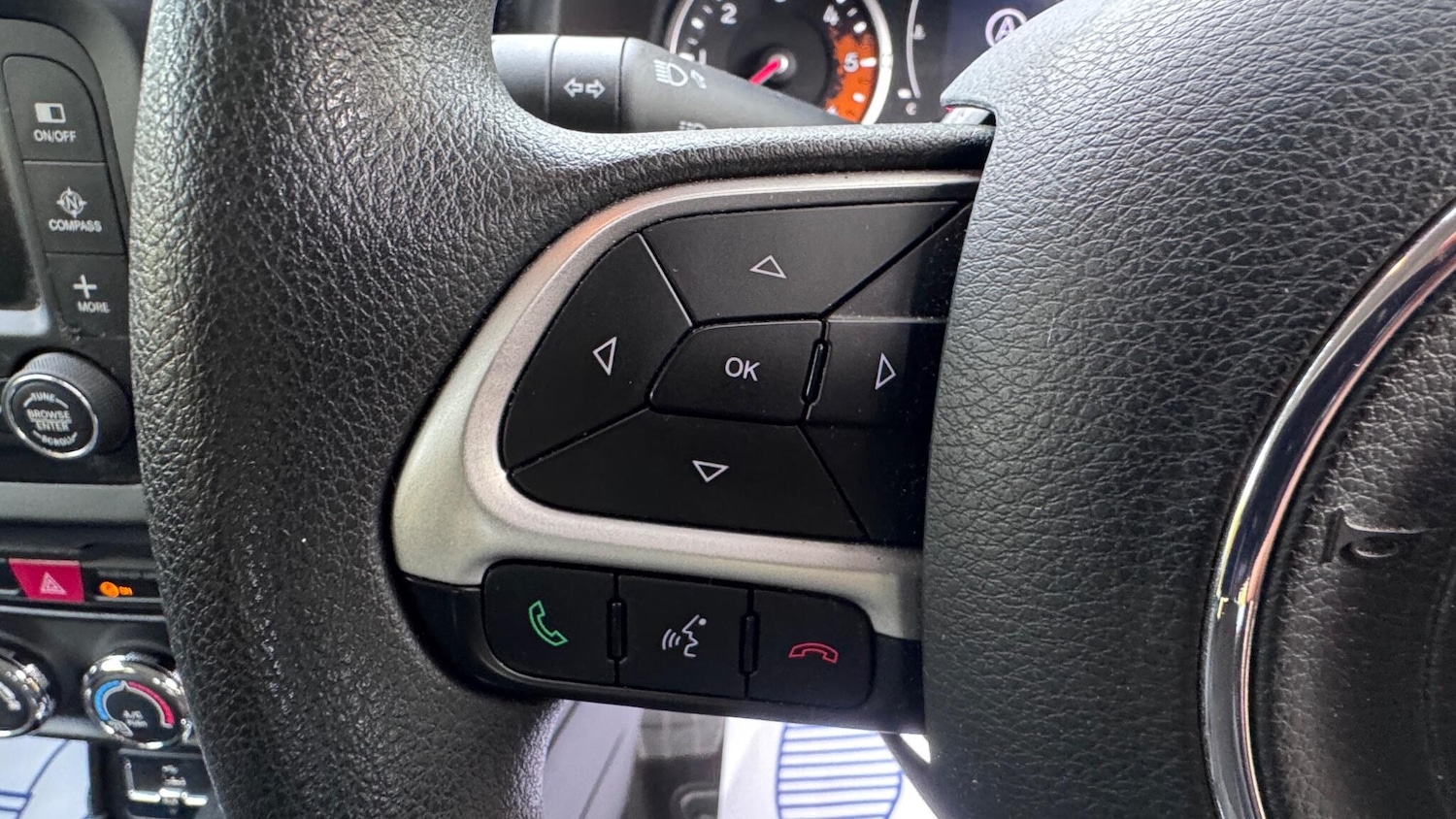 Used Jeep Renegade 2015 for sale - 77040907: Photo 32