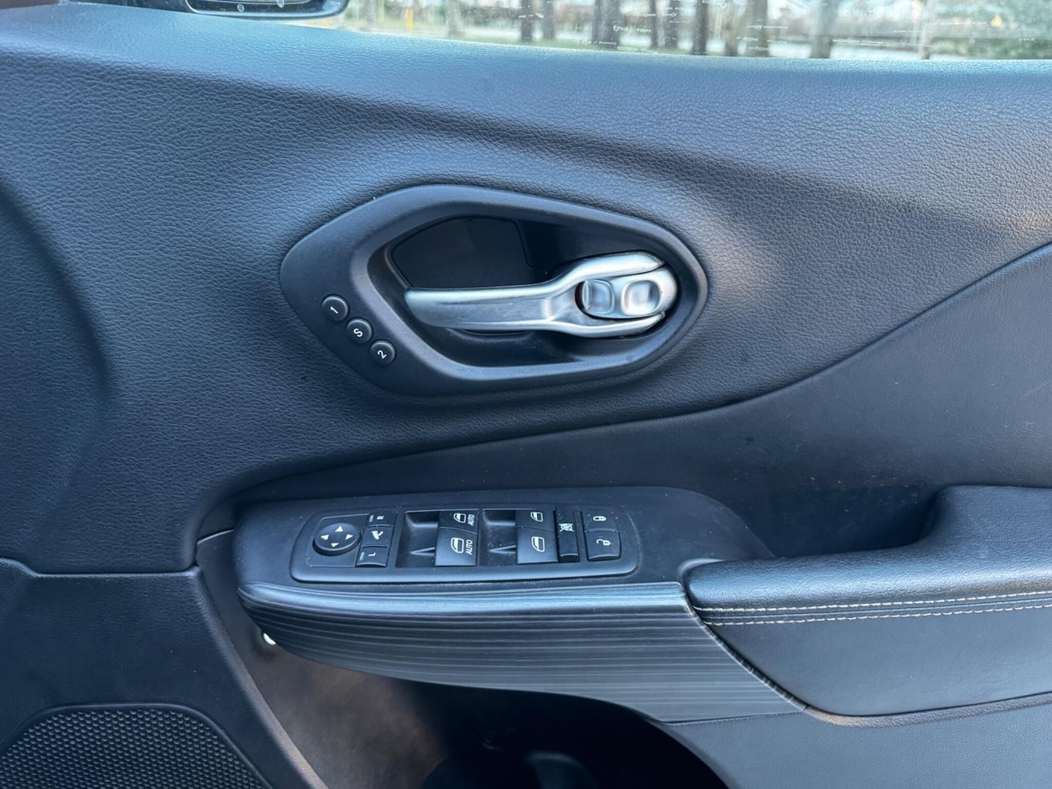 Used Jeep Cherokee 2015 for sale - 77120233: Photo 26