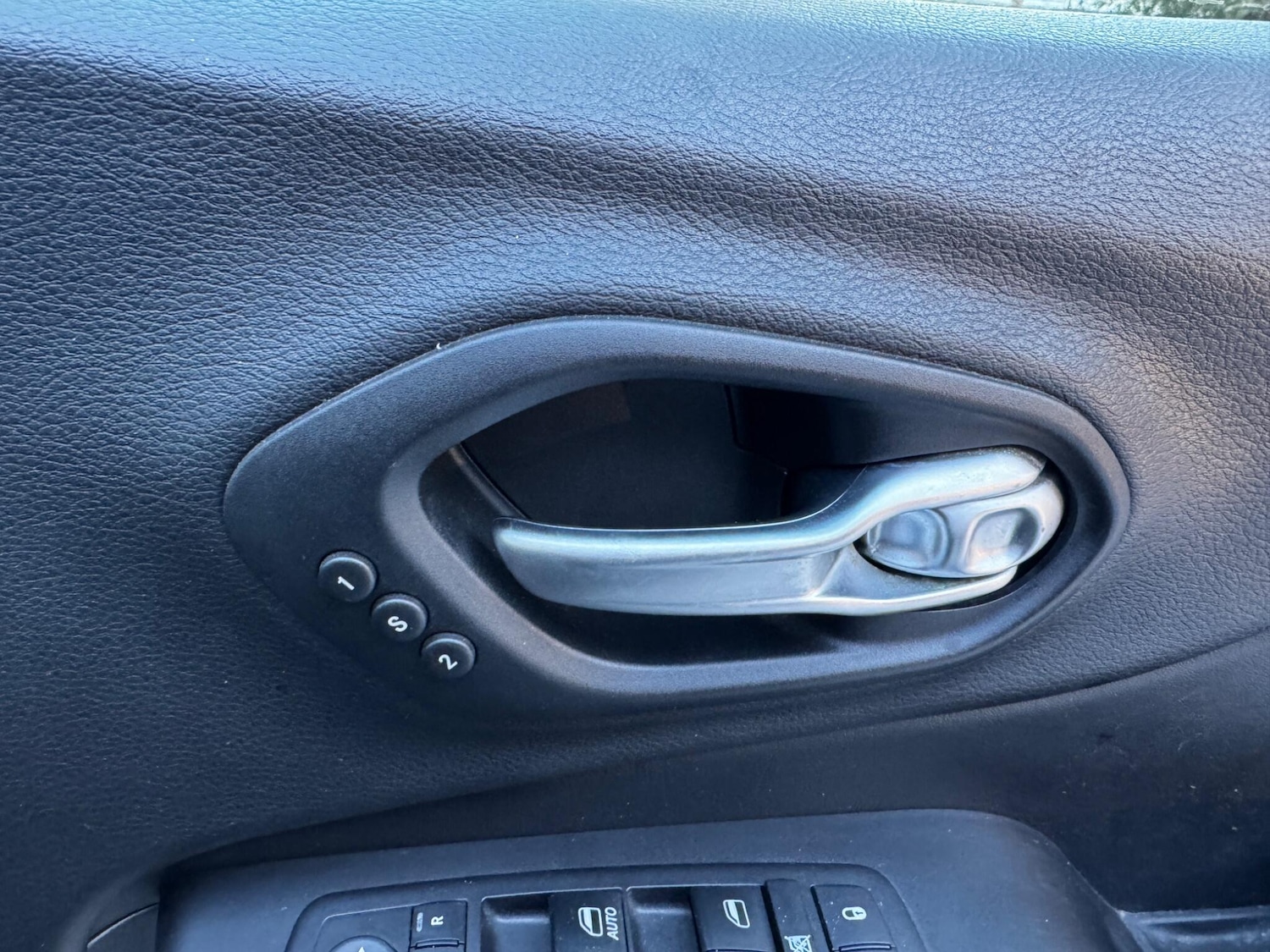 Used Jeep Cherokee 2015 for sale - 77120233: Photo 27