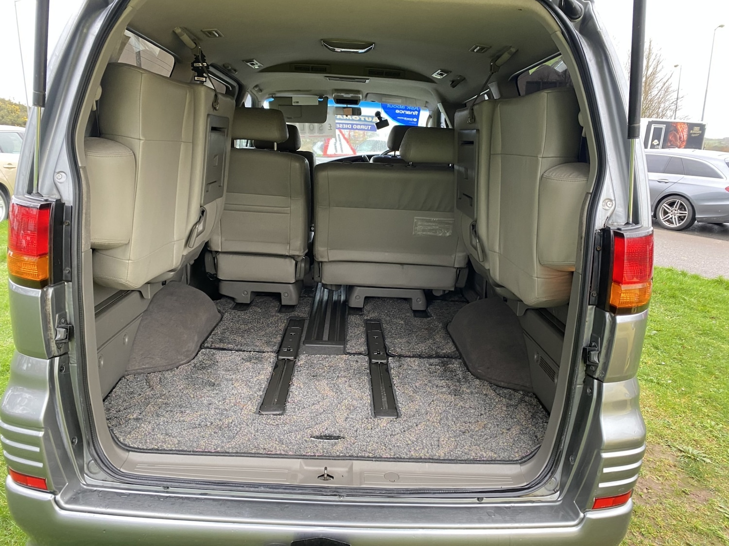 Used Nissan Elgrand 2013 for sale - 77517713: Photo 8