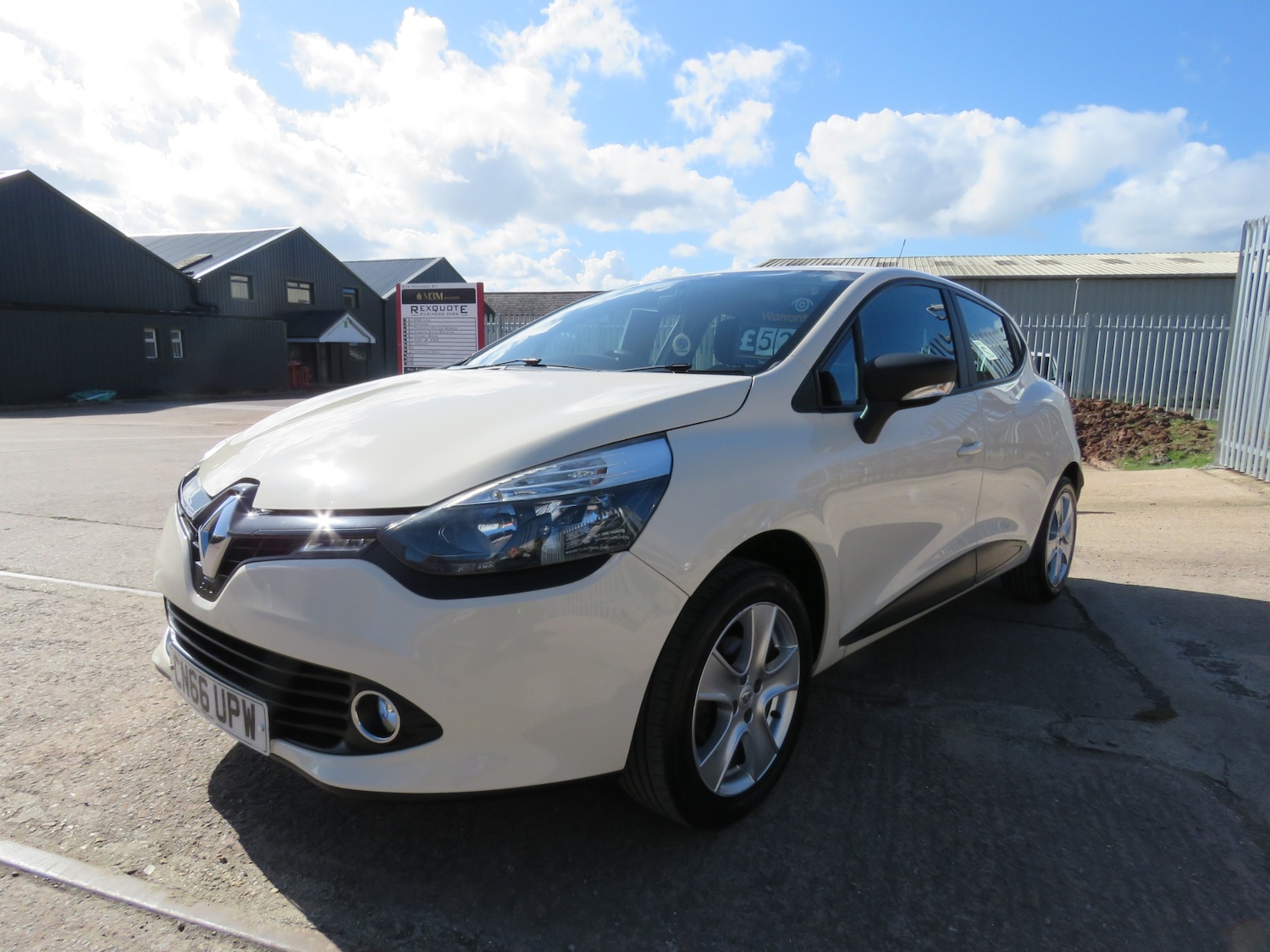 Used Renault Clio 2016 for sale - 77889309: Photo 2