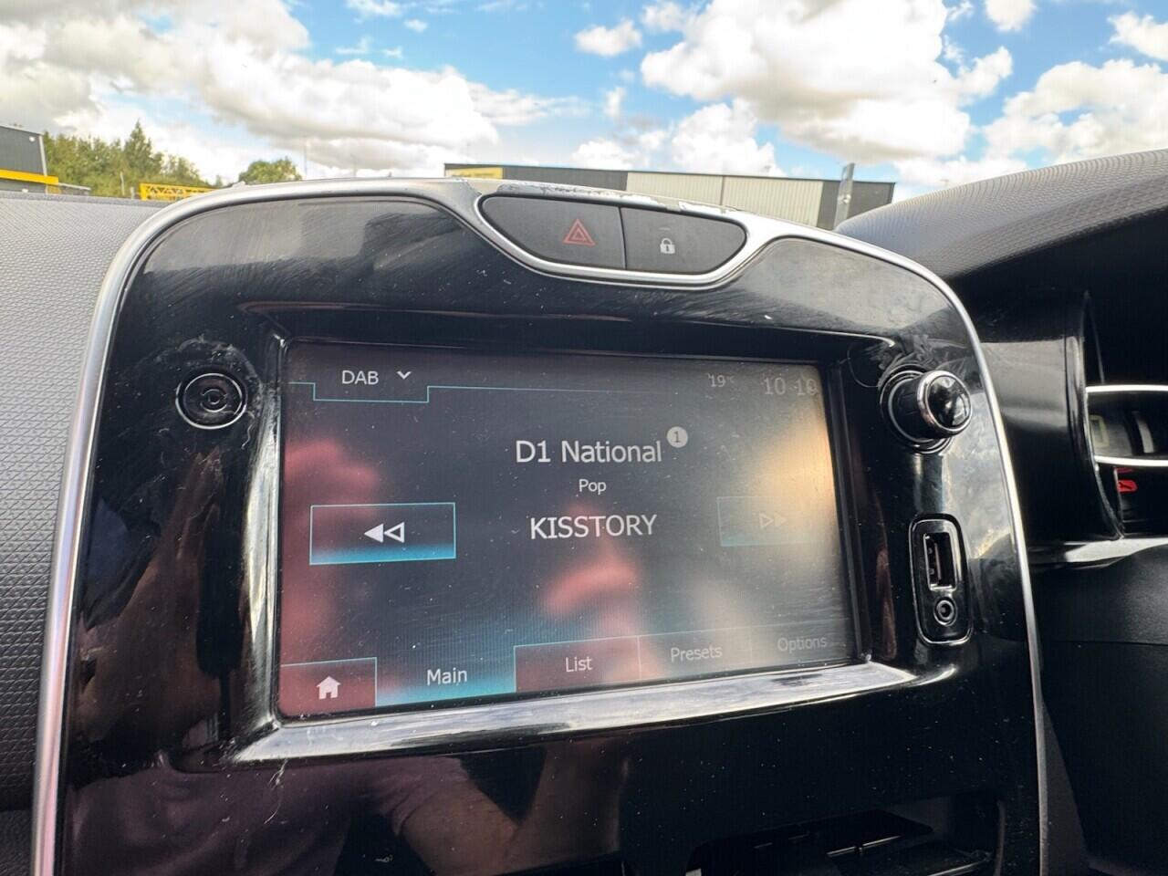 Used Renault Clio 2015 for sale - 76701398: Photo 42