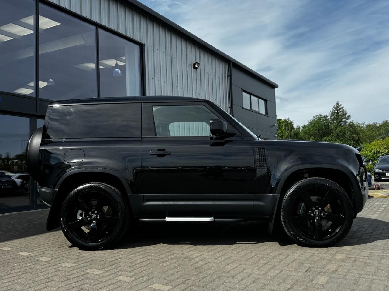 Used Land Rover Defender 2023 for sale - 76702372: Photo 7