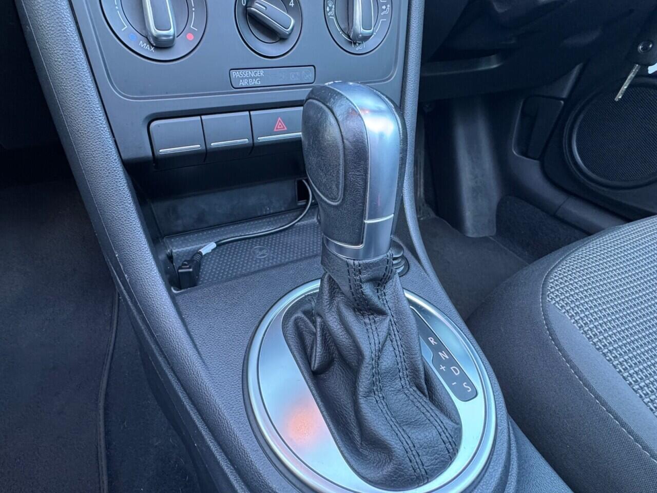 Used Volkswagen Beetle 2015 for sale - 77016020: Photo 24