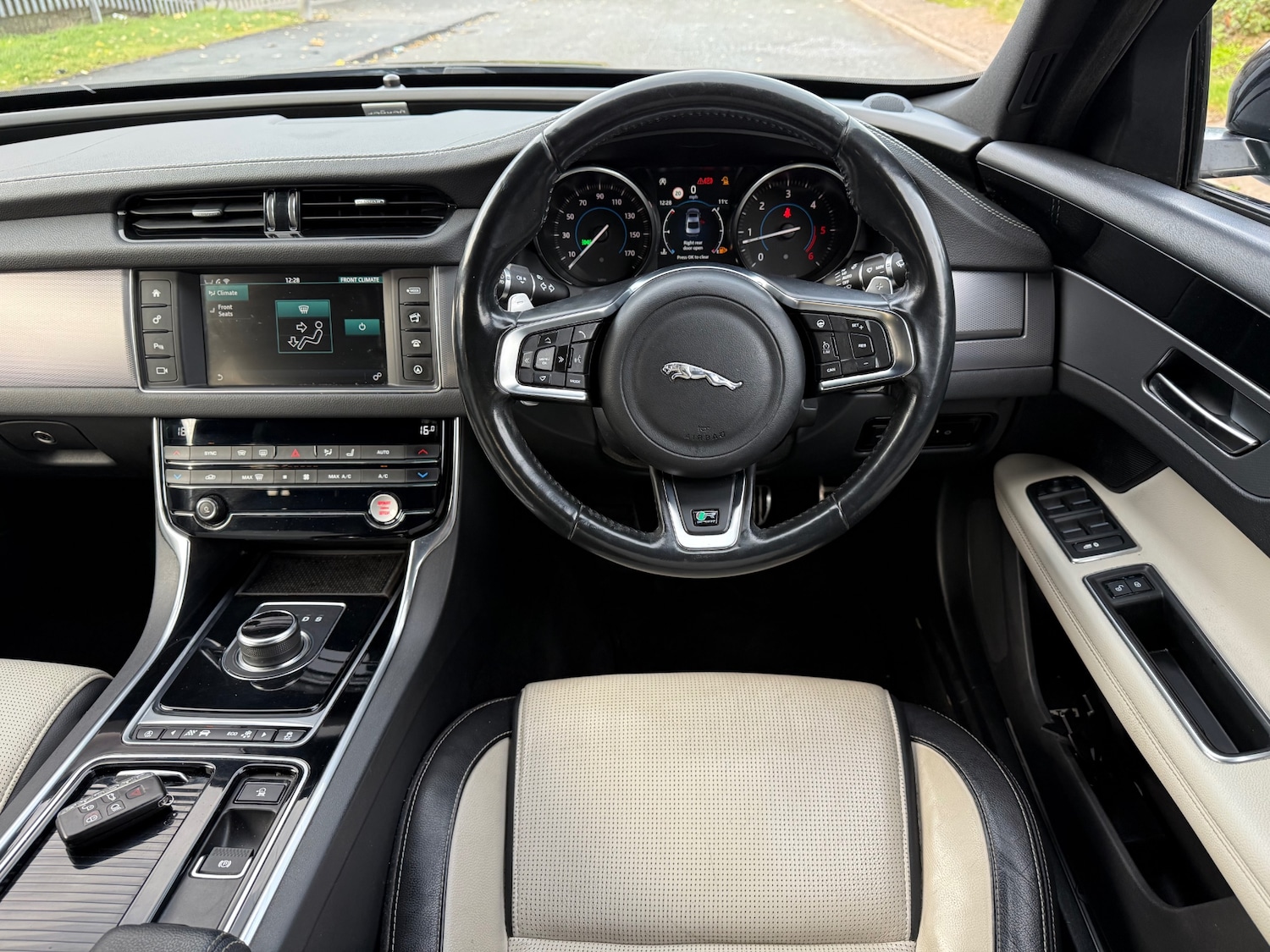 Used Jaguar XF 2018 for sale - 76859459: Photo 9