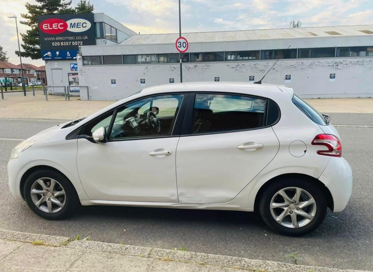 Used Peugeot 208 2013 for sale - 78067108: Photo 4