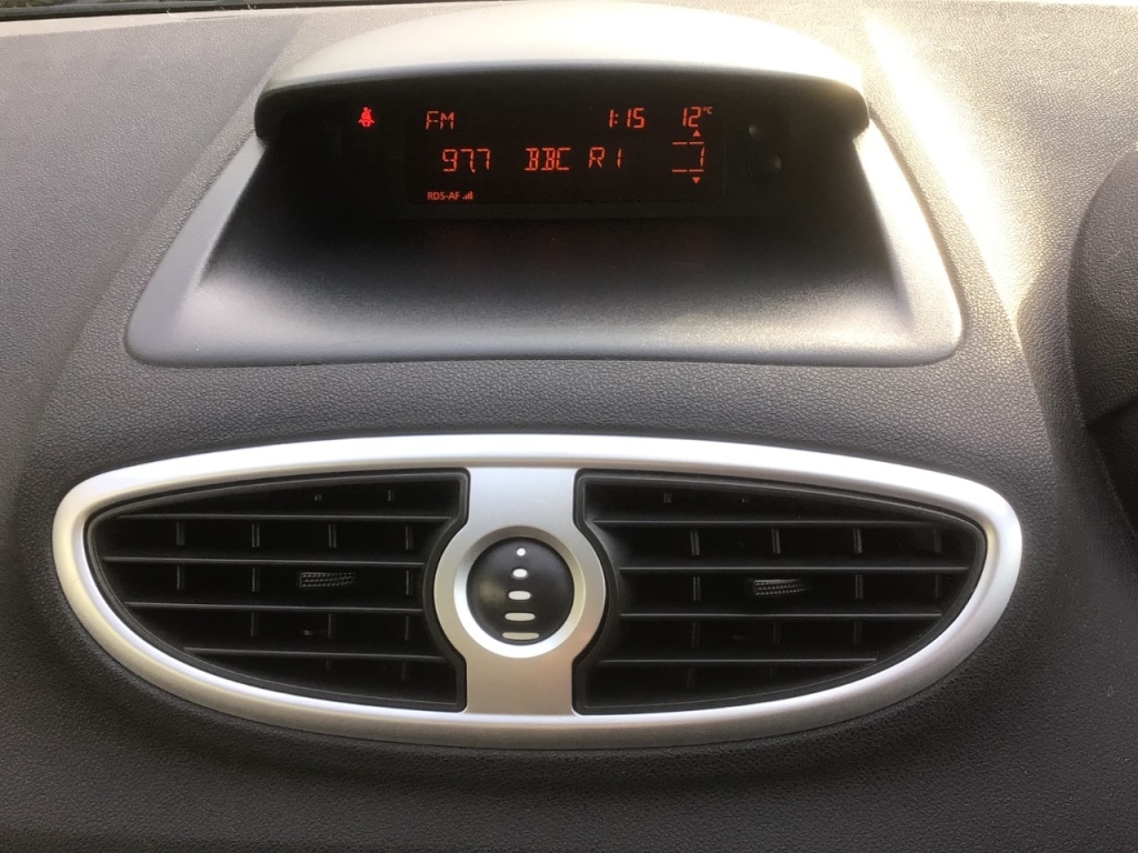 Used Renault Clio 2010 for sale - 77976048: Photo 17