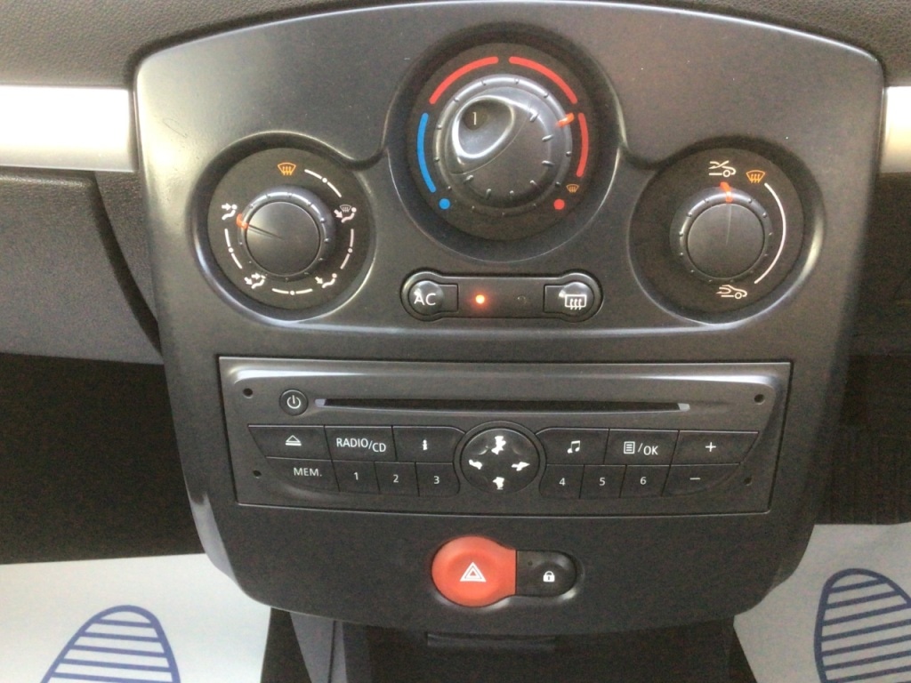 Used Renault Clio 2010 for sale - 77976048: Photo 18