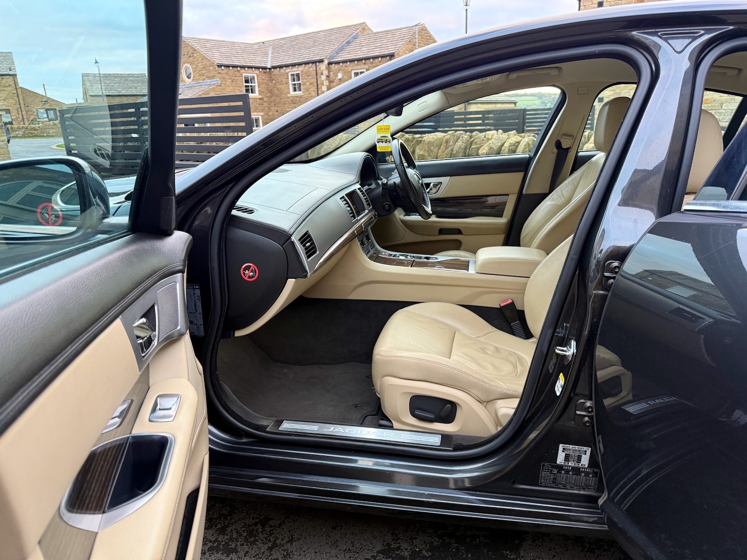 Used Jaguar XF 2015 for sale - 76627309: Photo 15