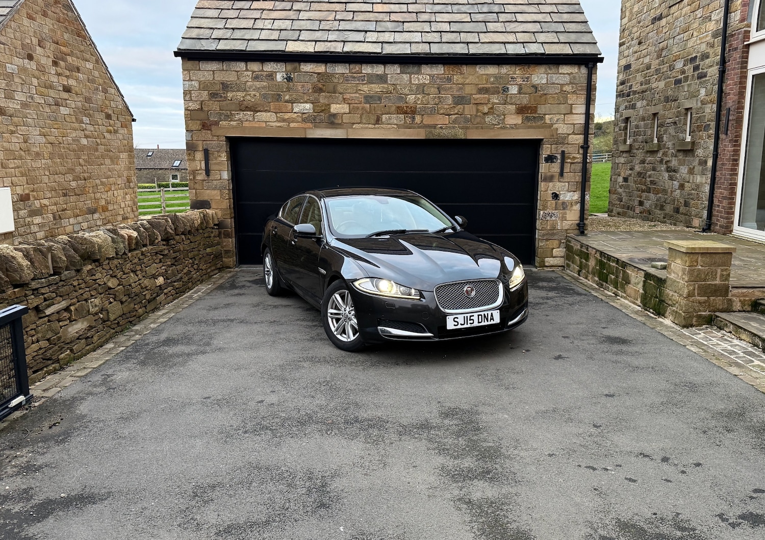 Used Jaguar XF 2015 for sale - 76627309: Photo 2