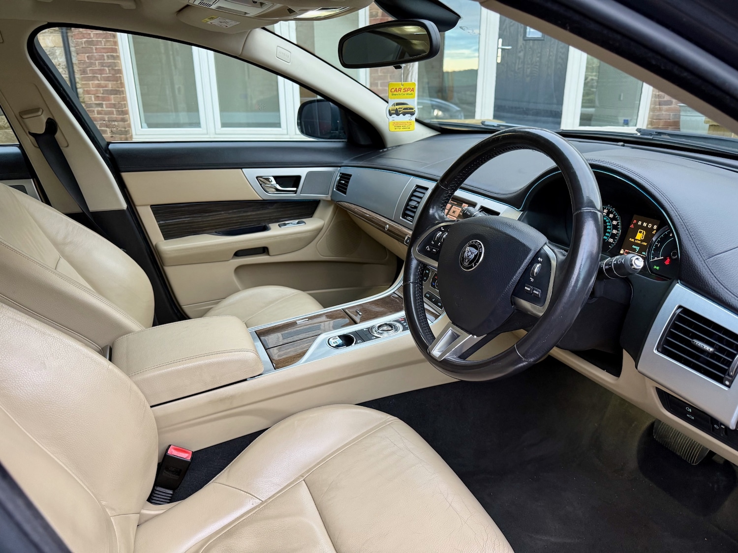 Used Jaguar XF 2015 for sale - 76627309: Photo 3