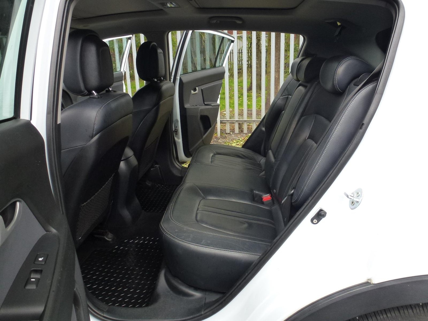 Used Kia Sportage 2011 for sale - 76366959: Photo 2