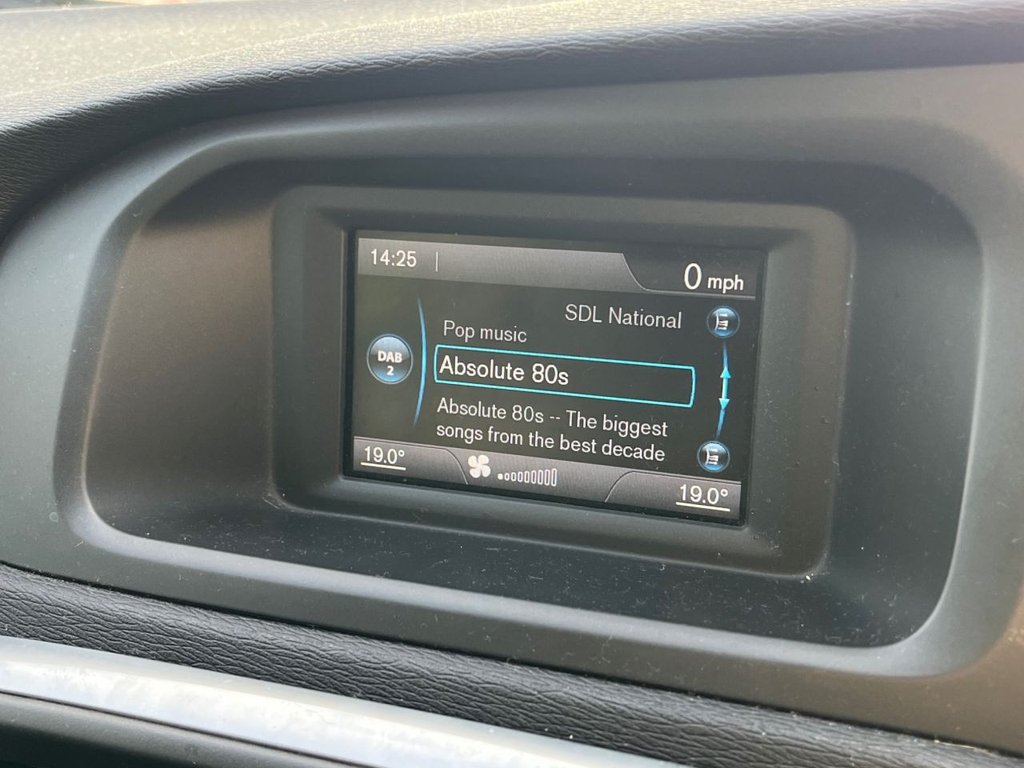 Used Volvo V40 2015 for sale - 77172120: Photo 9