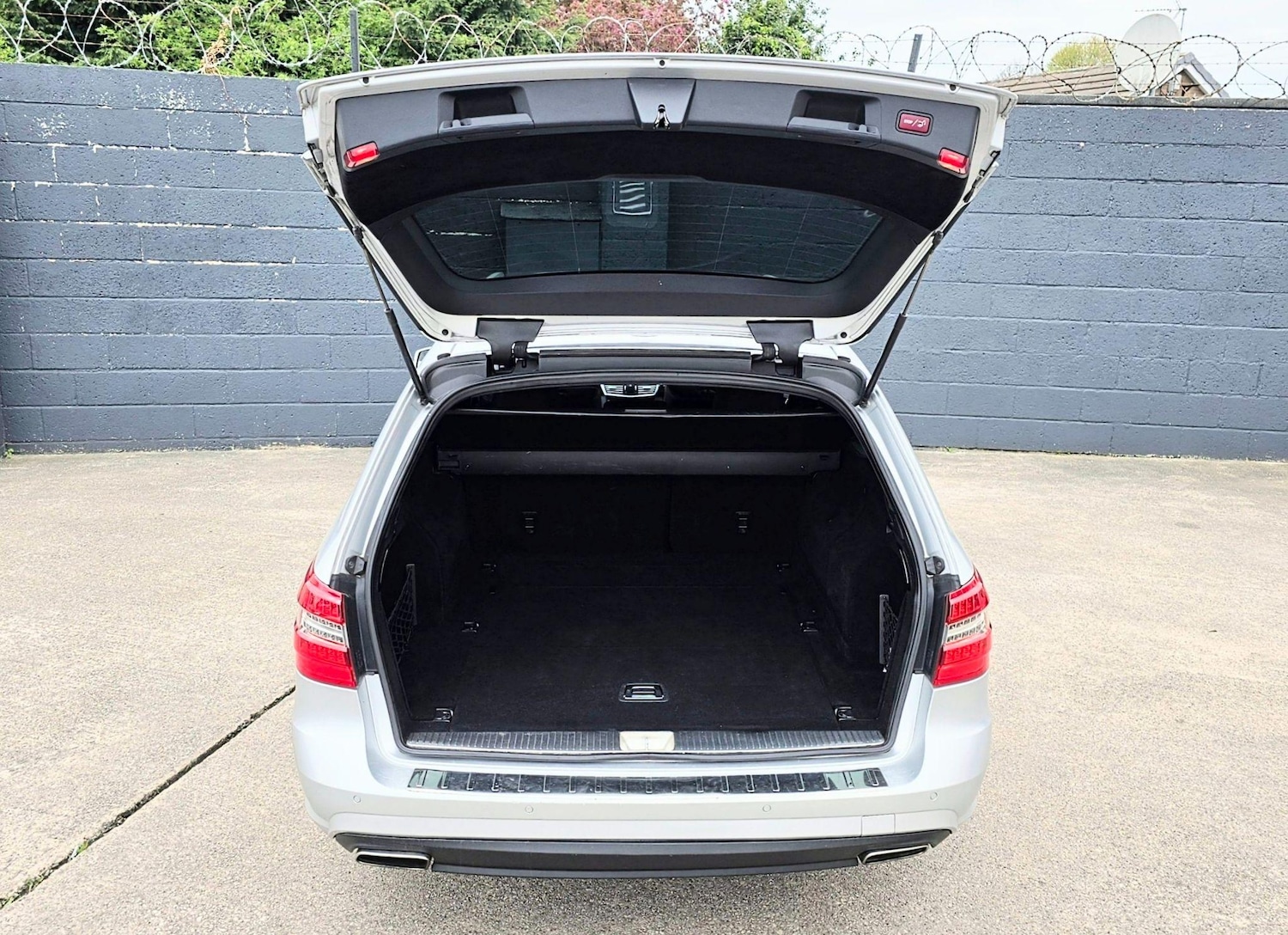 Used Mercedes-Benz E Class 2011 for sale - 76991901: Photo 18