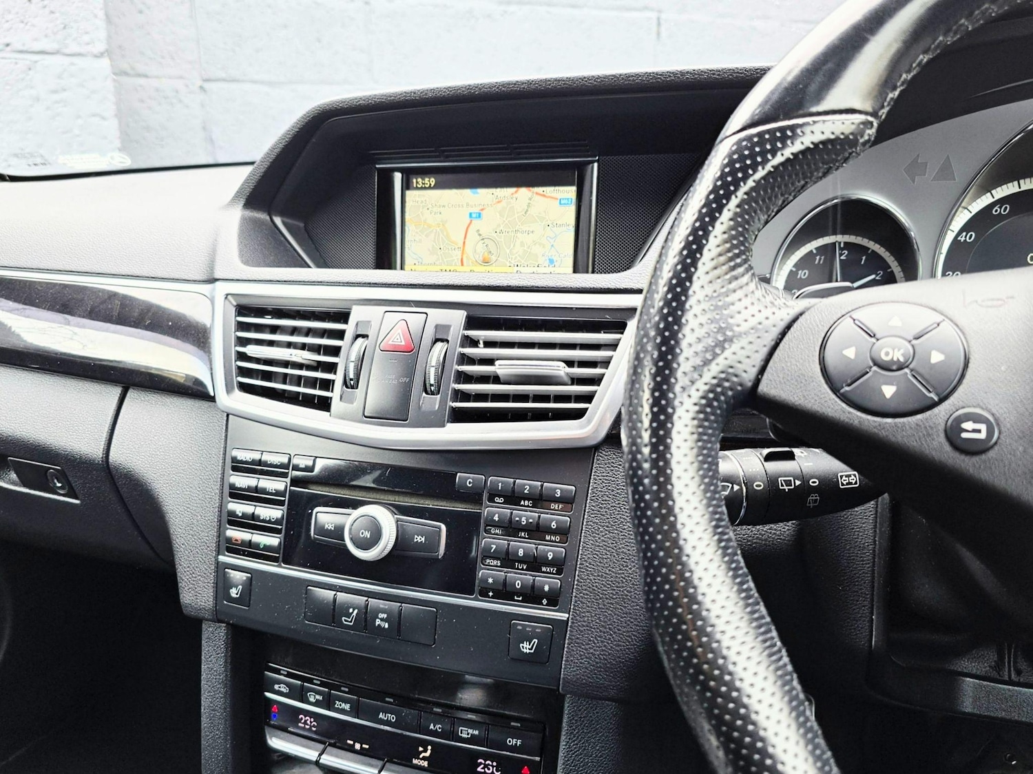 Used Mercedes-Benz E Class 2011 for sale - 76991901: Photo 35