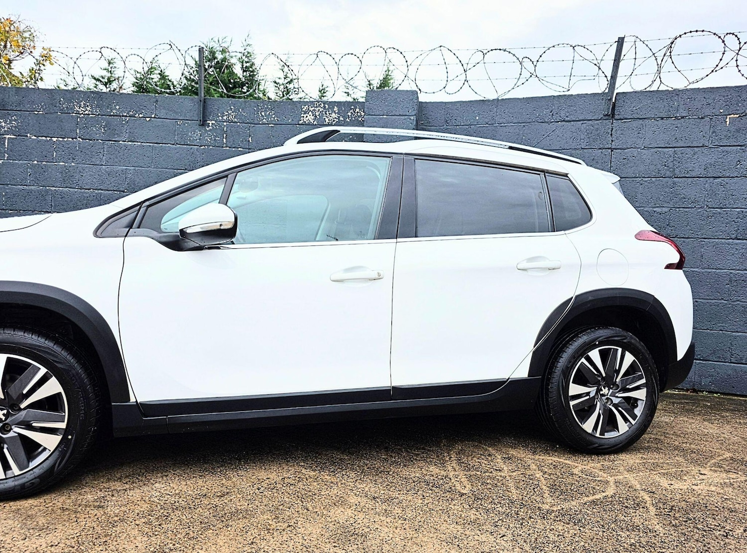 Used Peugeot 2008 2017 for sale - 76584378: Photo 9