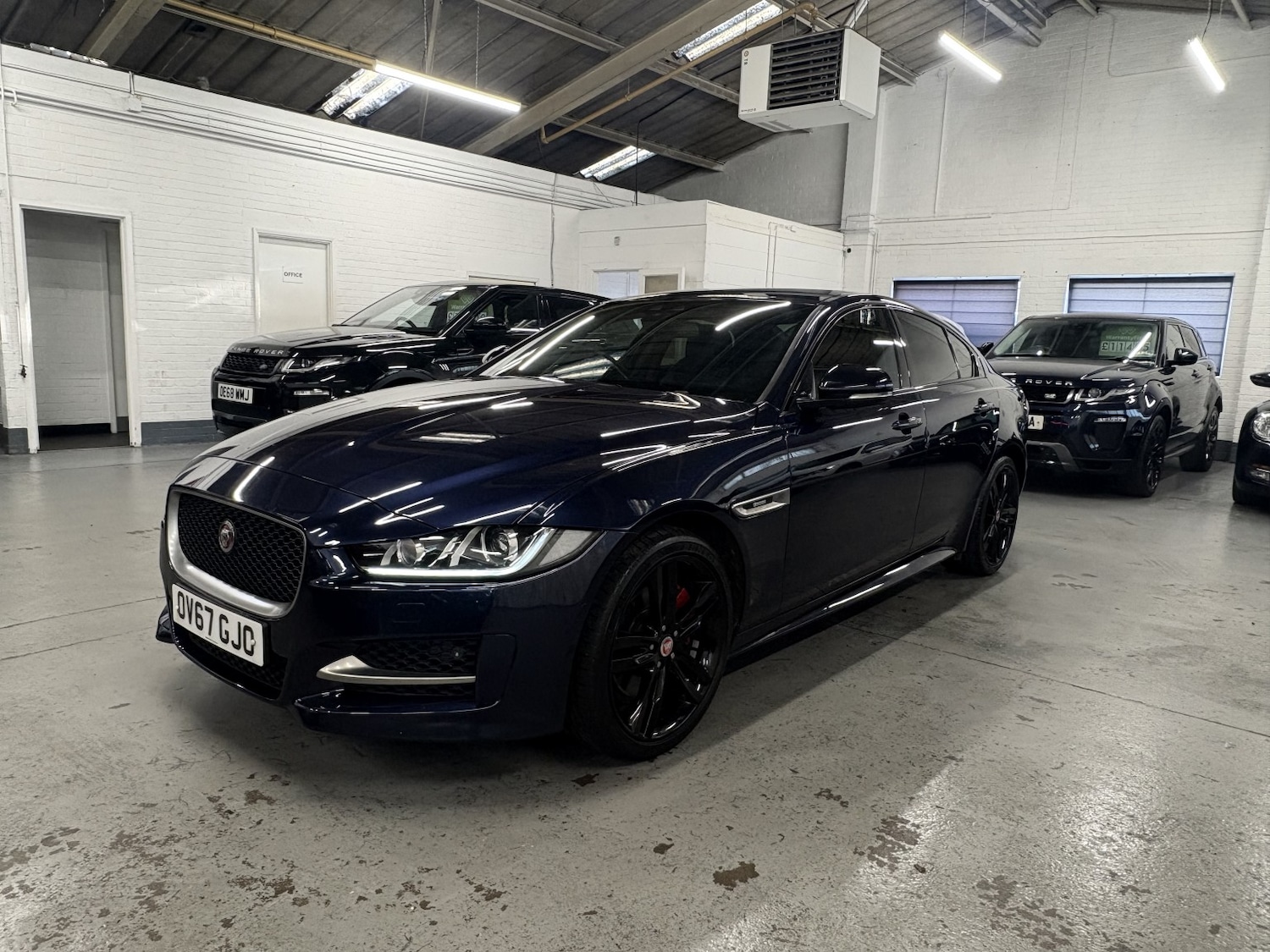 Used Jaguar XE 2017 for sale - 77027882: Photo 2