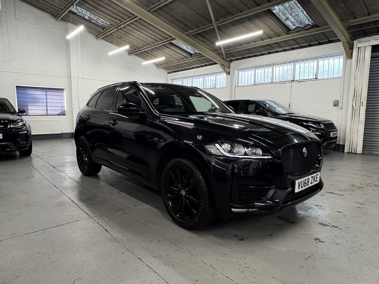 Used Jaguar F-Pace 2018 for sale - 76863855: Photo 2