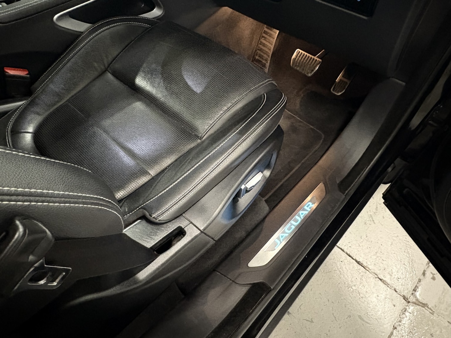 Used Jaguar F-Pace 2018 for sale - 76863855: Photo 35