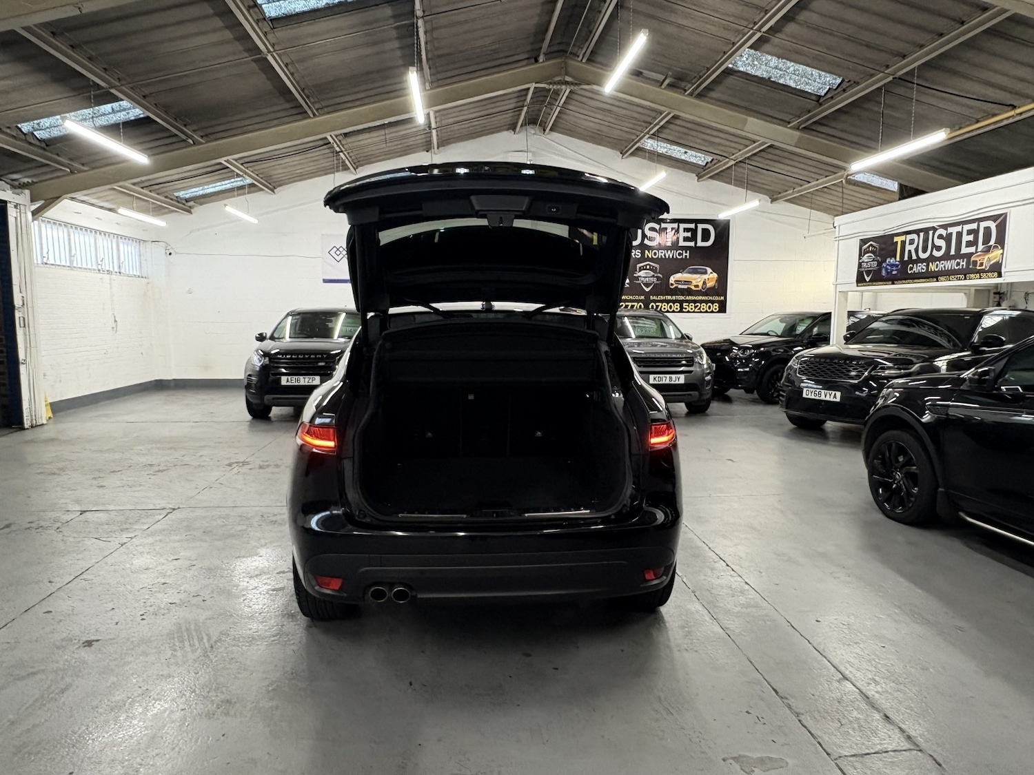 Used Jaguar F-Pace 2018 for sale - 76863855: Photo 9