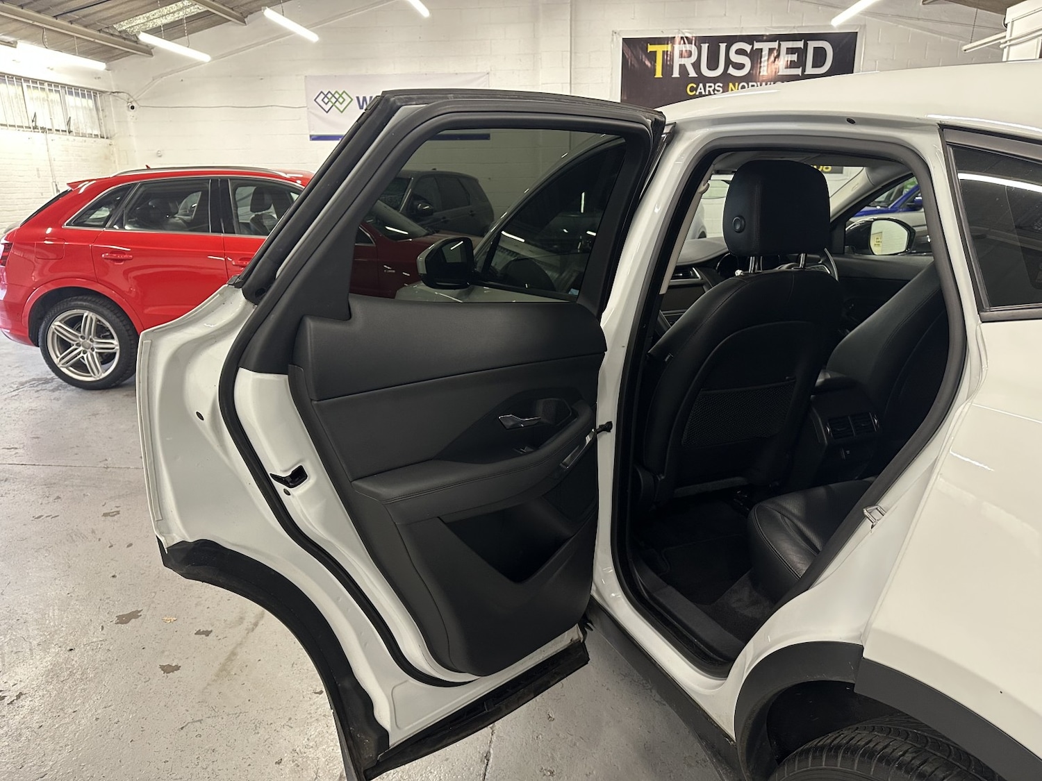 Used Jaguar E-Pace 2018 for sale - 77991646: Photo 41