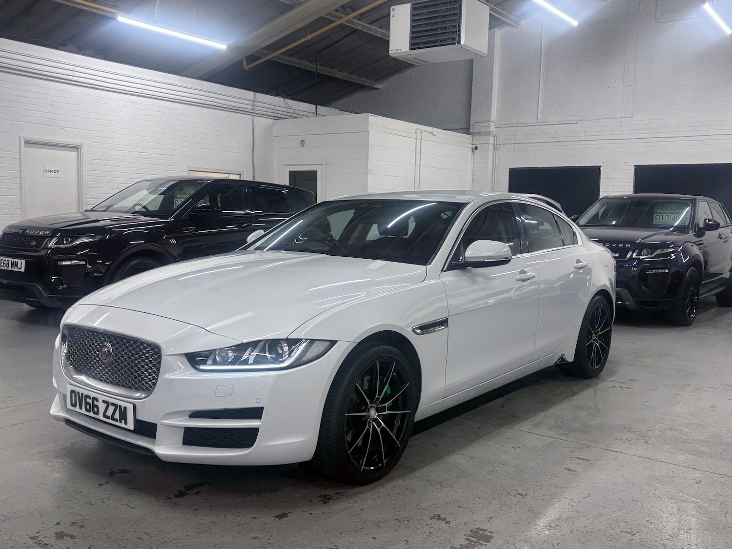 Used Jaguar XE 2017 for sale - 77822193: Photo 2