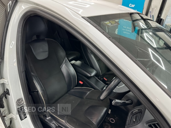 Used Volvo V40 2015 for sale - 77840495: Photo 2