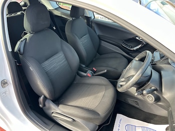 Used Peugeot 208 2014 for sale - 76742273: Photo