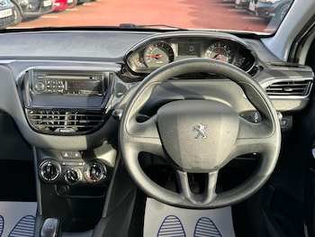 Used Peugeot 208 2014 for sale - 76742273: Photo