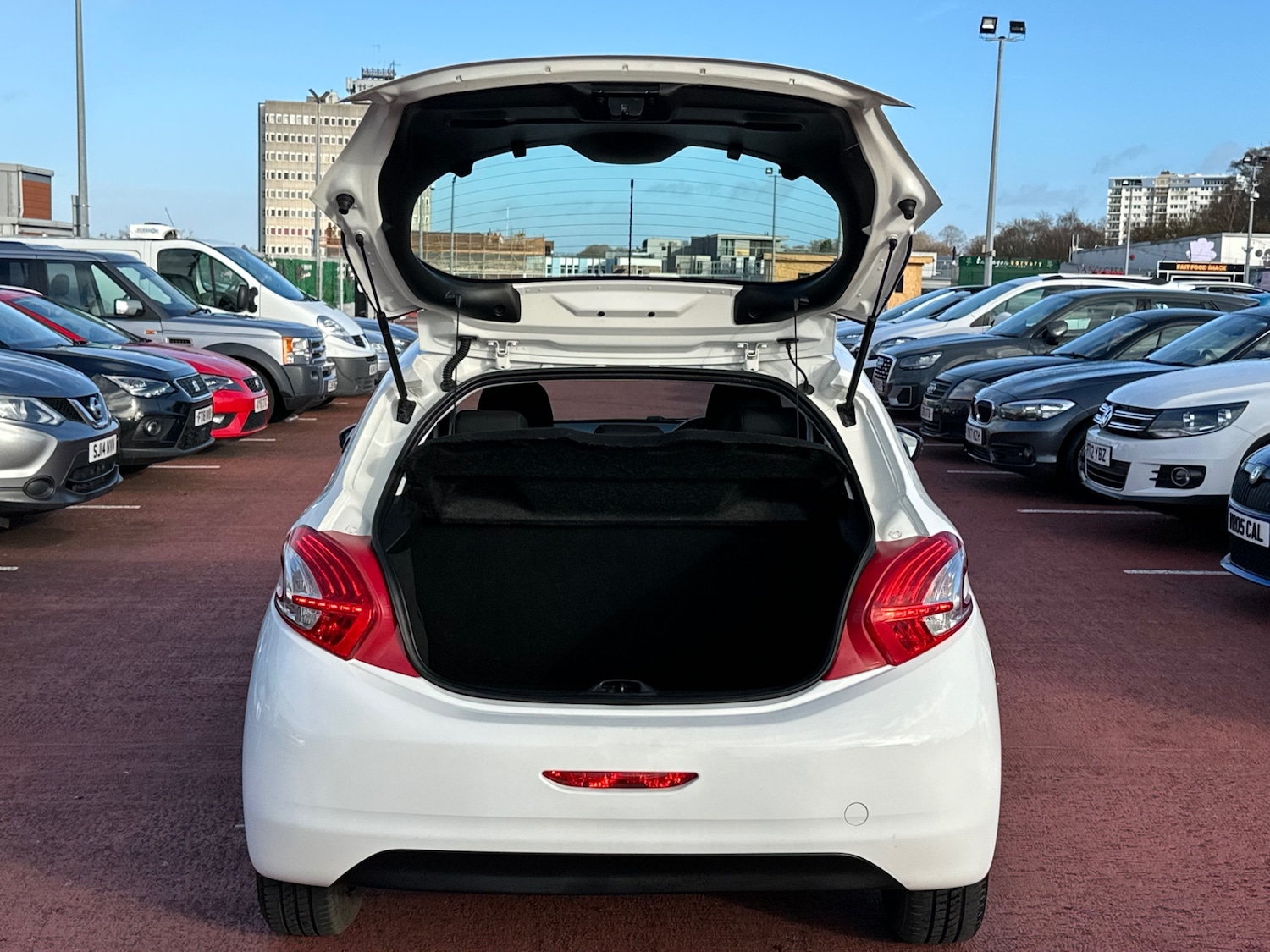 Used Peugeot 208 2014 for sale - 76742273: Photo 5