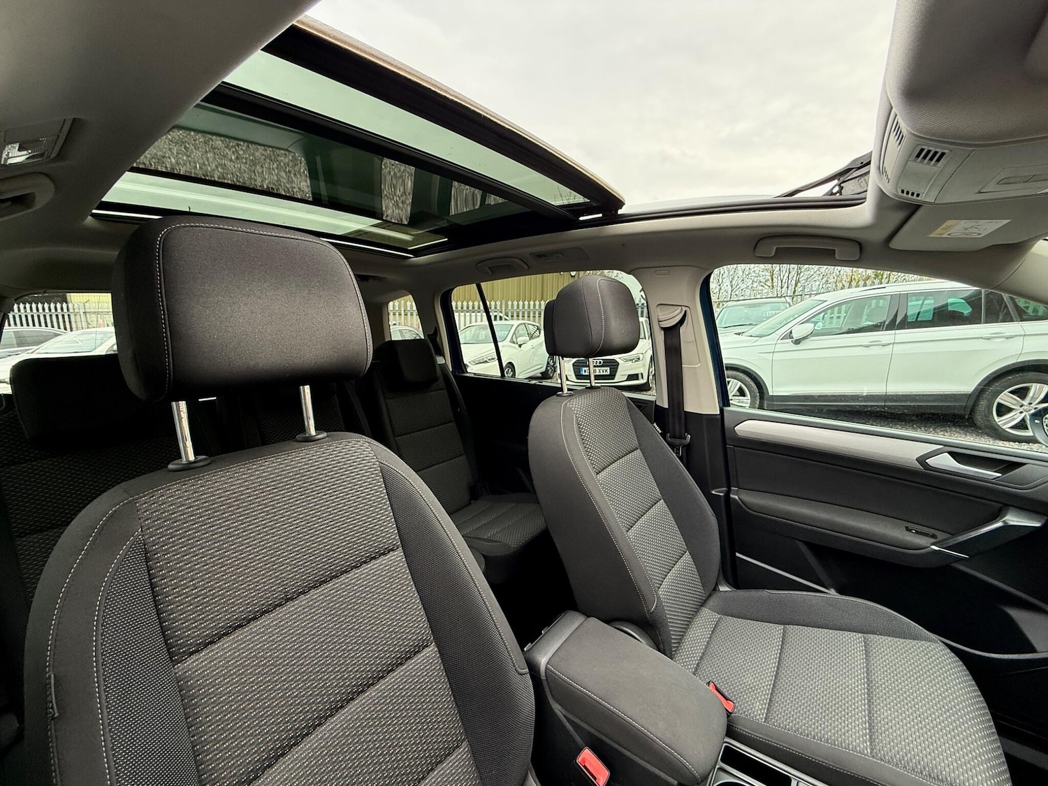 Used Volkswagen Touran 2017 for sale - 76485433: Photo 76