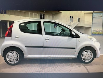 Used Peugeot 107 2013 for sale - 76107213: Photo 2