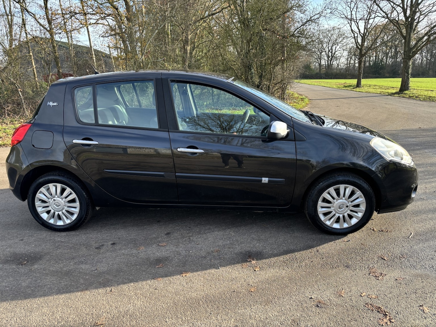 Used Renault Clio 2009 for sale - 76935319: Photo 2