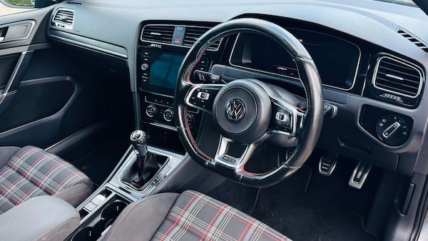 Used Volkswagen Golf 2017 for sale - 76277491: Photo 2