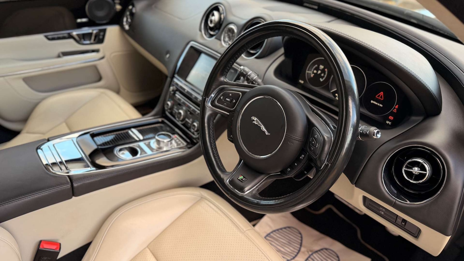 Used Jaguar XJ 2017 for sale - 76444749: Photo 17