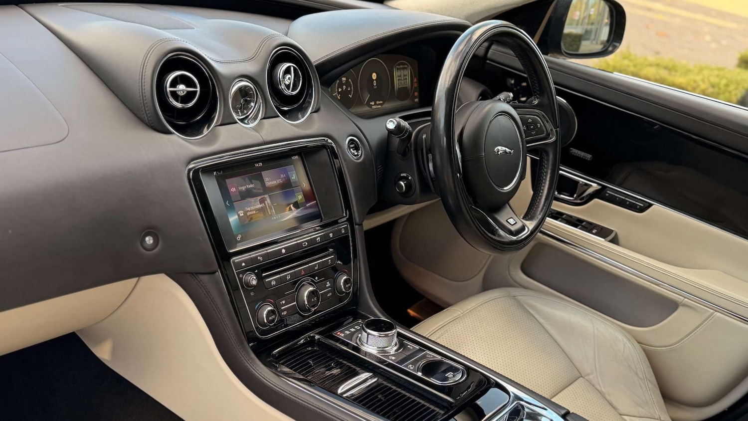 Used Jaguar XJ 2017 for sale - 76444749: Photo 2