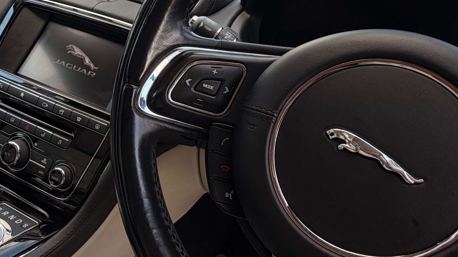 Used Jaguar XJ 2017 for sale - 76444749: Photo 32