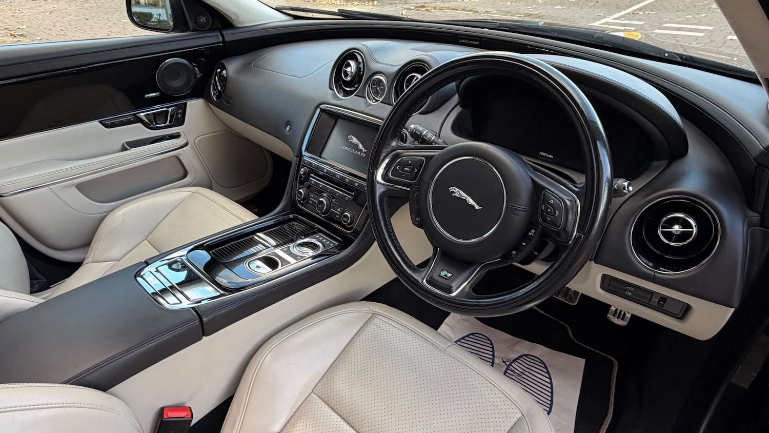 Used Jaguar XJ 2017 for sale - 76444749: Photo 37