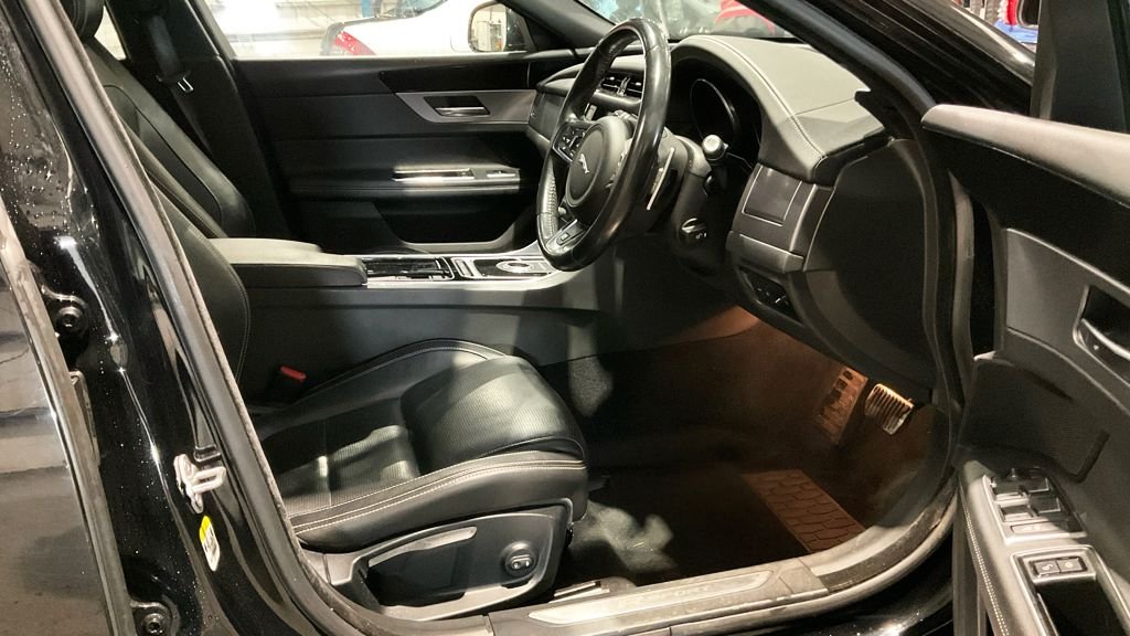 Used Jaguar XF 2018 for sale - 76655283: Photo 10