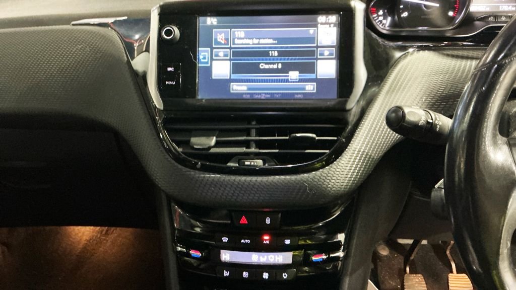 Used Peugeot 2008 2015 for sale - 77436749: Photo 10