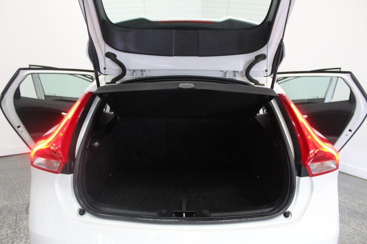 Used Volvo V40 2015 for sale - 76444439: Photo 23