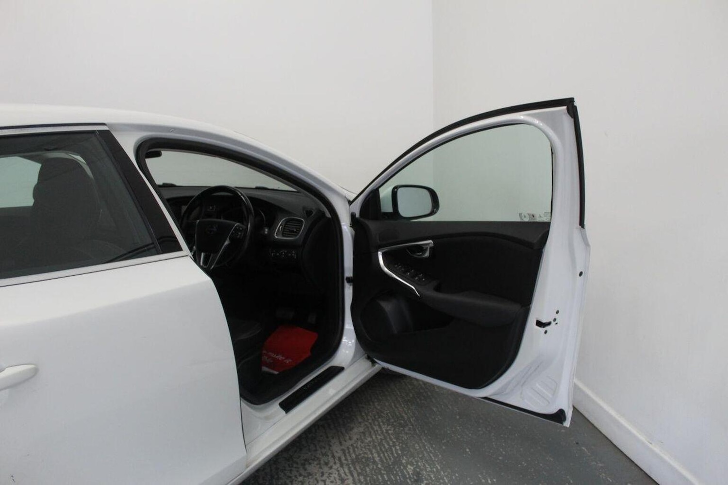 Used Volvo V40 2015 for sale - 76444439: Photo 24