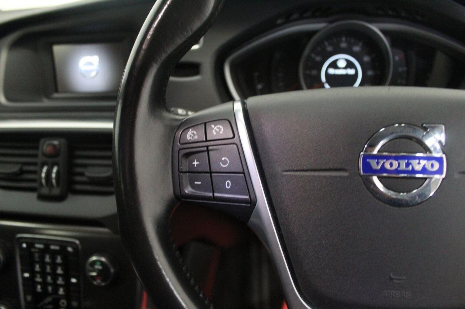 Used Volvo V40 2015 for sale - 76444439: Photo 43