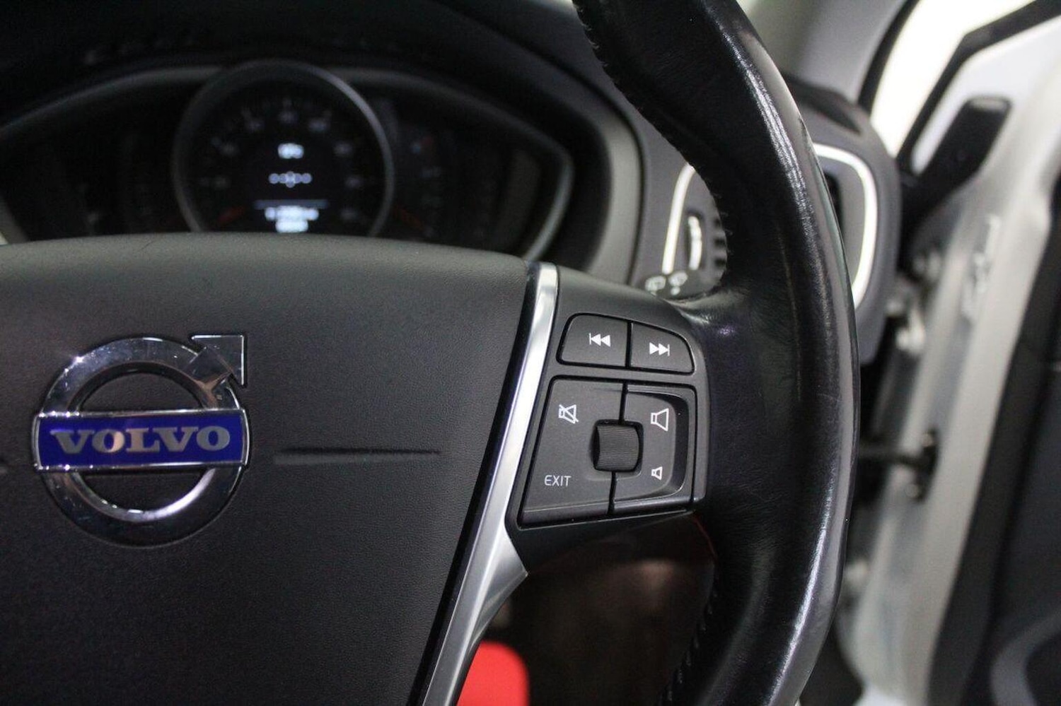 Used Volvo V40 2015 for sale - 76444439: Photo 44