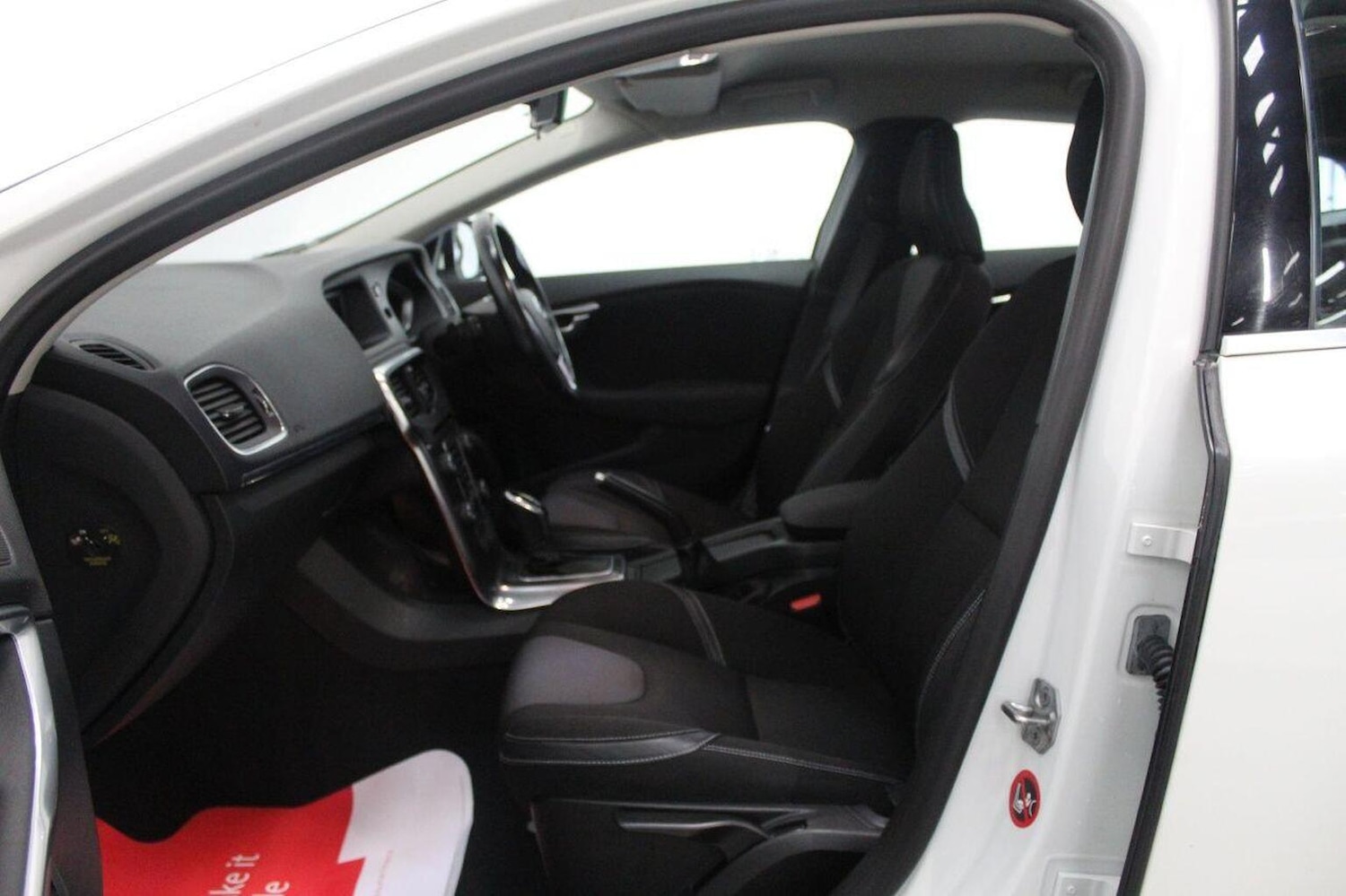 Used Volvo V40 2015 for sale - 76444439: Photo 48