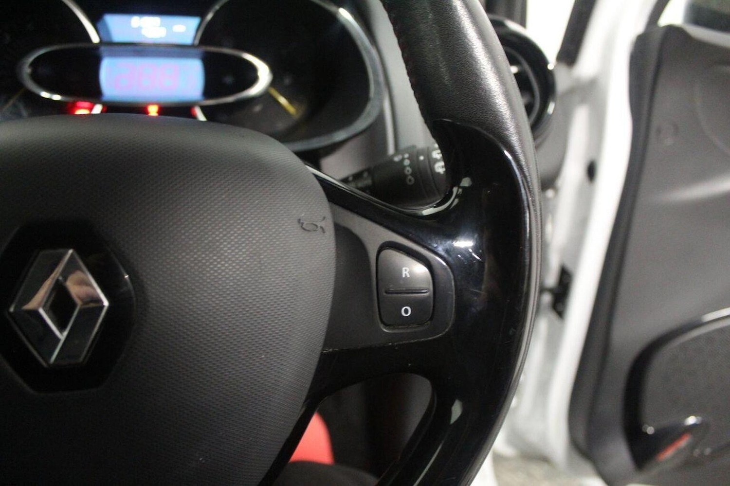 Used Renault Clio 2014 for sale - 77201295: Photo 47