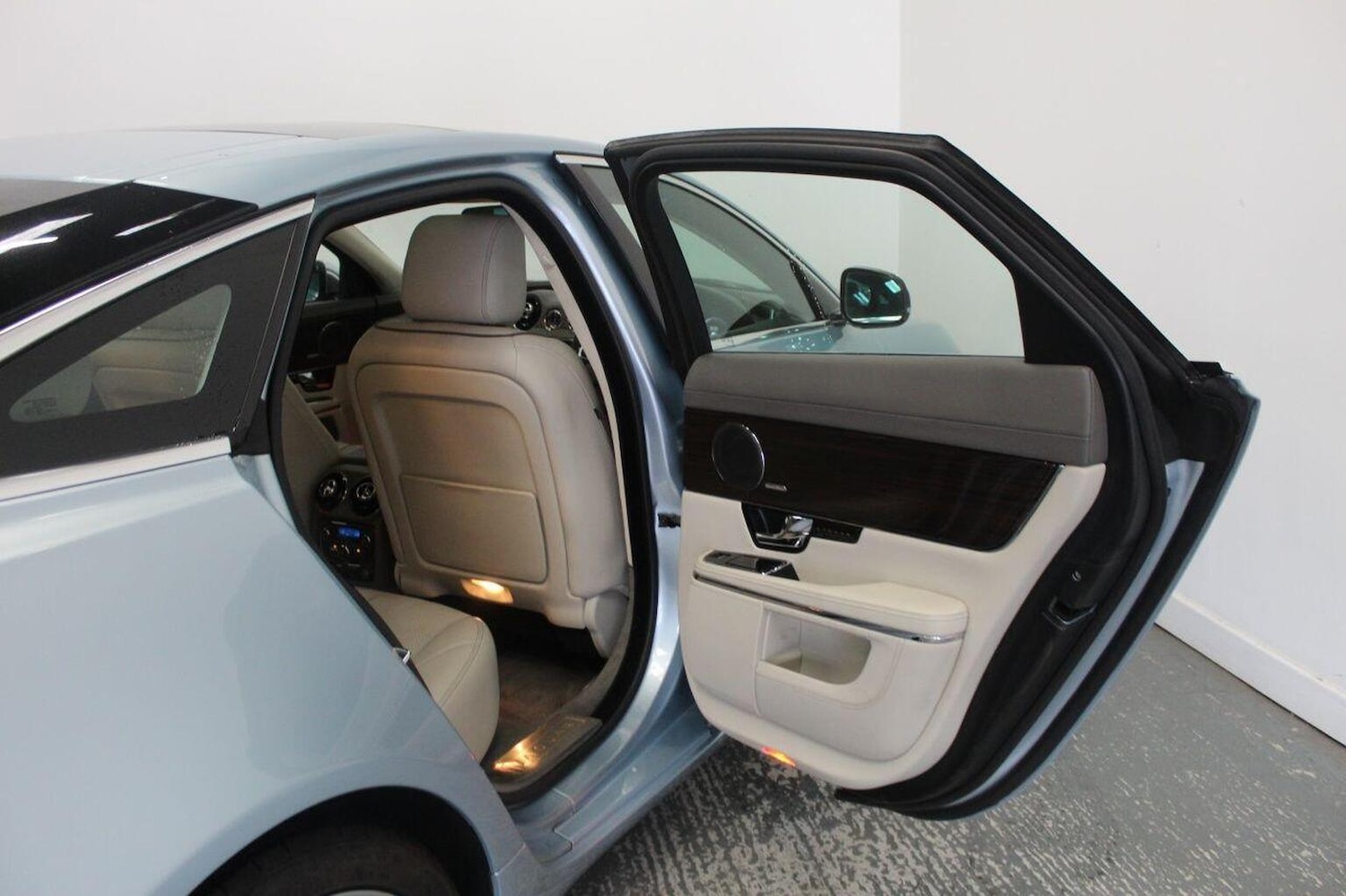 Used Jaguar XJ 2011 for sale - 77977146: Photo 26